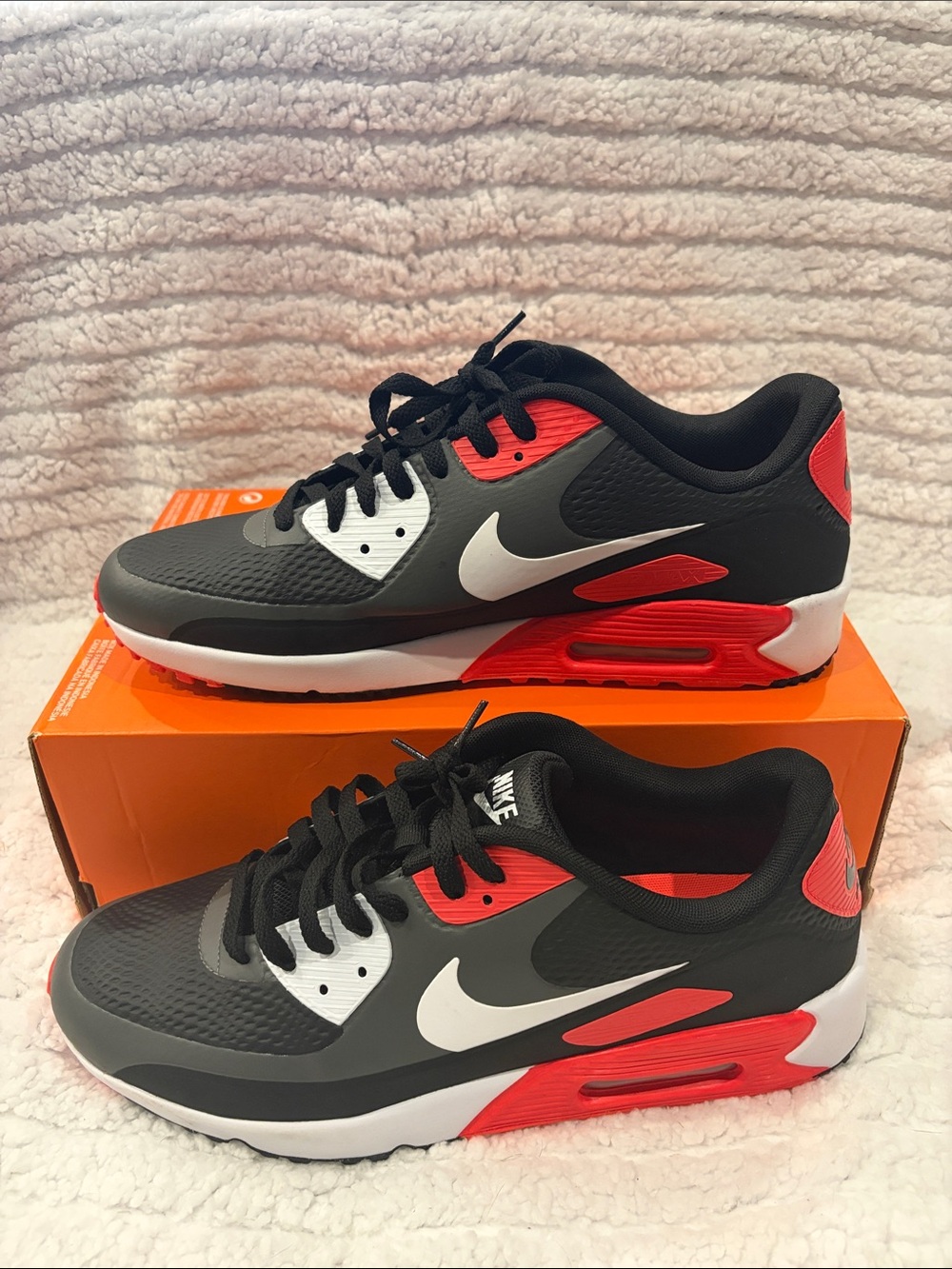 Nike Black, Red & White Low-Top Running Sneakers amazing condition